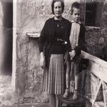  La padrina Leonor i el seu fill Ramon. A l'antiga terrassa. - Qui som? Turisme Rural casa l'hereu