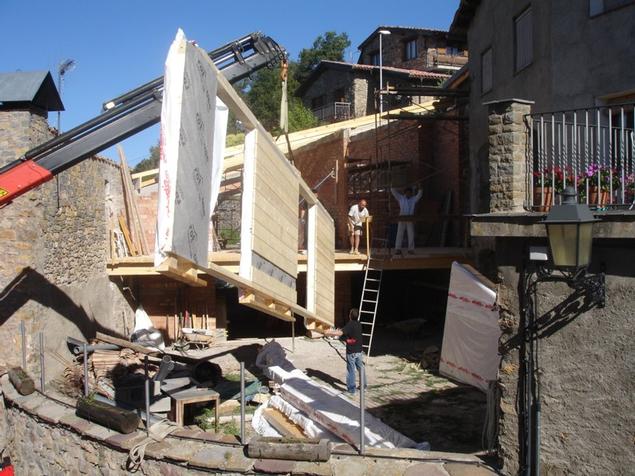  Col.locació paret de fusta prefabricat i aïllat amb llana d'ovella. - Energies  renovables Turisme Rural casa l'hereu