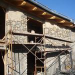  Col.locació de la llana d'ovella i la pedra reutilitzada de l'antic paller. - Energies  renovables Turisme Rural casa l'hereu