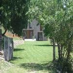  El jardí i la casa de fons. - El Jardí Turisme Rural casa l'hereu