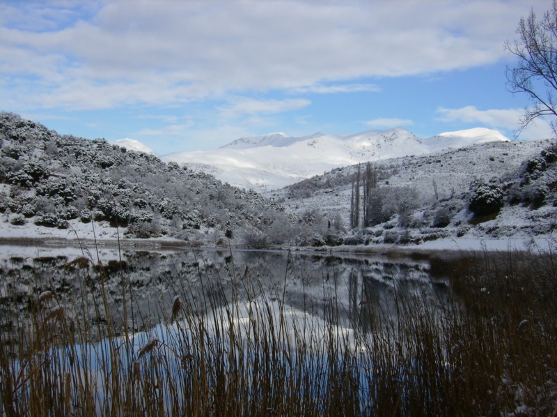  L'estany i les muntanyes de la Vall Fosca ben nevades. - L'Estany de Montcortès Turisme Rural casa l'hereu