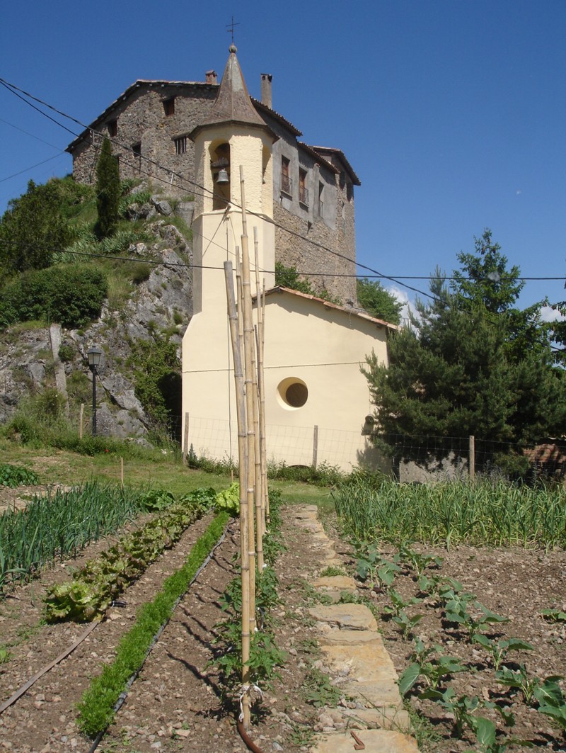  L'hort de Casa l'Hereu en front de l'esglèsia - El poble de Montcortès Turisme Rural casa l'hereu
