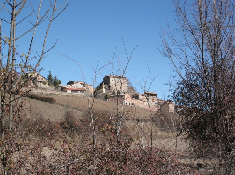  Poble de Montcortès vist des del camí de baix - El poble de Montcortès Turisme Rural casa l'hereu
