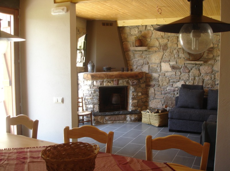  Sala menjador amb la sala de TV,la llar de foc i el sofà. - Benvinguts al Pallars Sobirà Turisme Rural casa l'hereu