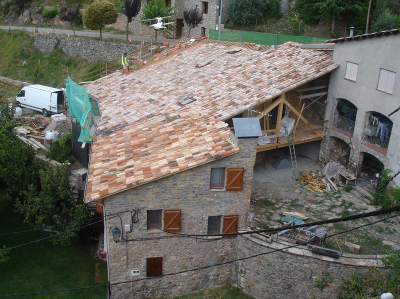  Col.locació de les teules reutilitzades de l'antic paller. - Energies  renovables Turisme Rural casa l'hereu